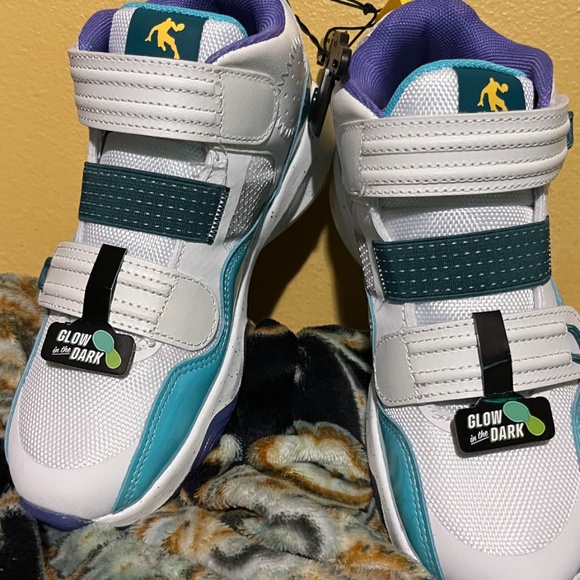 Athletic_Shoes